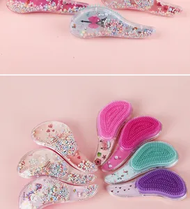 Vue détaillée de brosses démêlantes transparentes avec motifs de licorne et billes colorées