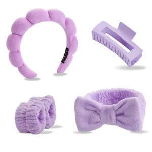 Detailliertes Set aus hellviolettem Skincare-Zubehör mit Stirnband, Armbändern und Haarclip