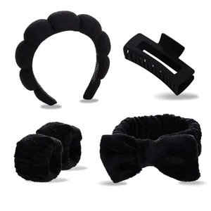 Detailliertes Set aus schwarzem Spa-Stirnband, Samt-Armbändern, Haarklammer und Haargummi