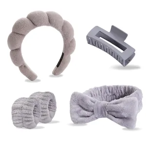 Detail eines grau-violetten Wellness-Sets mit Plüsch-Stirnband, Armbändern und Haarklammer