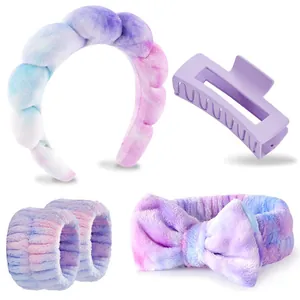 Nahaufnahme des Tie-Dye Hautpflege-Sets mit Spa-Stirnband, Armbändern und Haarspange