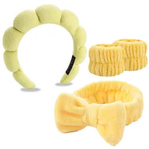 Detailansicht des Mikrofaser Spa Stirnband-Sets mit passenden Armbändern und Haarband