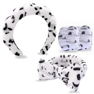 Hautpflege-Set mit Kuhmuster inklusive Schwamm-Stirnband, Armbändern und Haarband