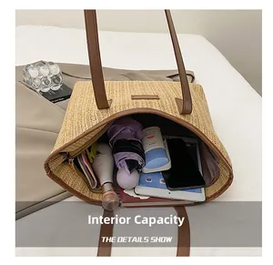 Vue détaillée d'un grand sac cabas en paille montrant sa capacité interne spacieuse