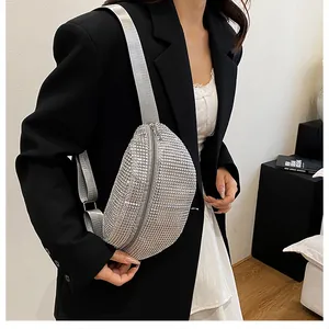 Detailansicht der silbernen Strass-Gürteltasche mit verstellbarem Gurt und Reißverschluss