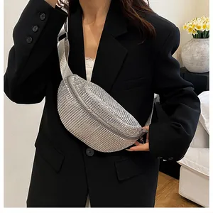 Silberne Strass-Halbmondtasche mit breitem Stoffriemen an weiblichem Modell