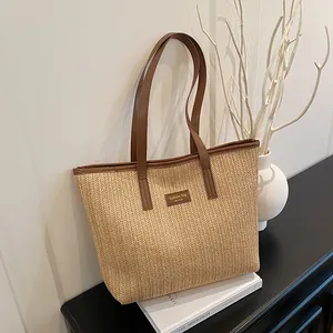 Sac fourre-tout en paille avec lanières en cuir marron et étiquette, grand sac élégant