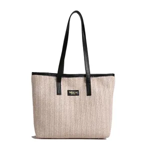 Grand sac cabas en paille tressée beige avec anses en cuir noir et patch mode
