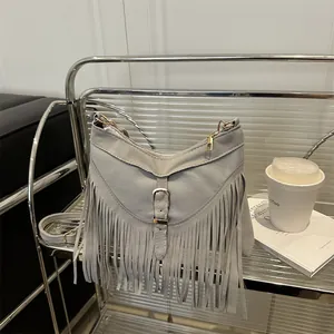 Bolso de hombro retro de ante gris con flecos largos y correa ajustable