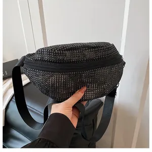 Detailansicht der schwarzen Gürteltasche mit Strassbesatz und robustem Nylongurt