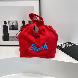 Grand sac cabas rouge en tissu lavé avec lettrage Beach bleu pour le shopping décontracté