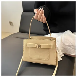Dettaglio della pelle Saffiano beige e dell'elegante chiusura a scatto in metallo dorato