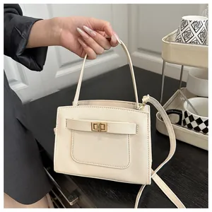 Dettaglio borsa in pelle Saffiano bianco crema con chiusura dorata e tracolla