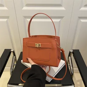 Borsa a mano arancione in pelle Saffiano con chiusura dorata e tracolla rimovibile