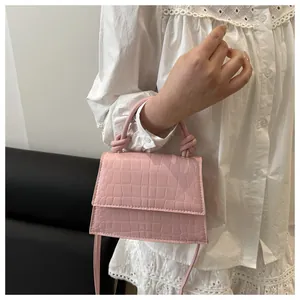 Détails de sac à main rose à motif crocodile avec poignée nouée élégante et bandoulière