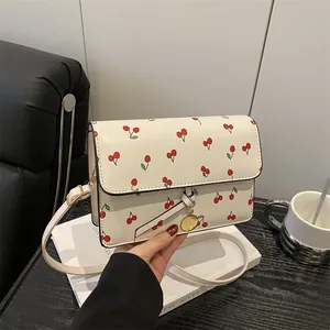 Borsa a Tracolla da Donna Con Stampa Ciliegia Dolce Fresca in Pelle PU Con Ciondolo in Metallo Oro Tondo Borsa a Mano Quadrata Casual Fashion