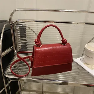 Sac à main carré rouge élégant motif crocodile avec poignée nouée et bandoulière