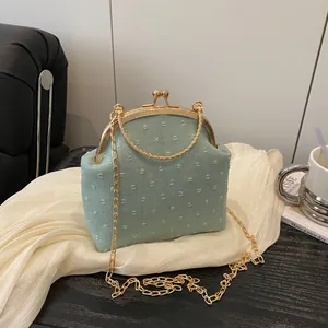 Borsa a mano retrò in jacquard celeste con telaio dorato e chiusura a perla su seta