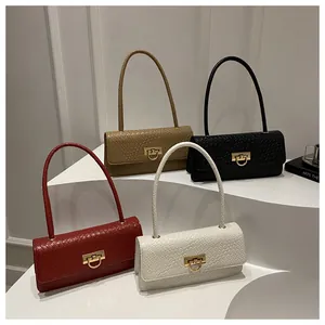 Vista detallada de cuatro bolsos de hombro con patrón de cocodrilo en rojo, caqui, negro y blanco