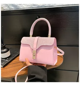 Nahaufnahme der rosa Handtasche mit glitzerndem Diamantbesatz und goldenem Drehverschluss