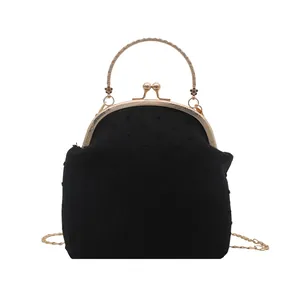 Pochette da sera nera retrò con trama goffrata e manico dorato inciso su sfondo bianco