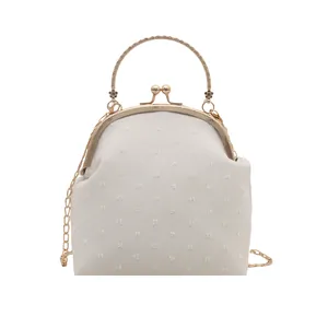 Borsa vintage bianco crema con trama a pois e manico e catena in metallo dorato