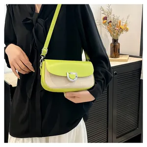 Borsa a spalla minimalista verde lime e beige intrecciata con fibbia in metallo argento