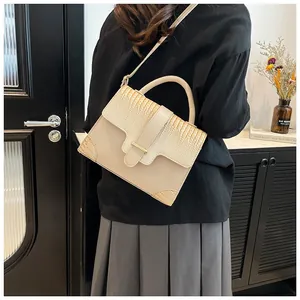 Sac à main élégant crème à motif crocodile avec poignée et bandoulière fine
