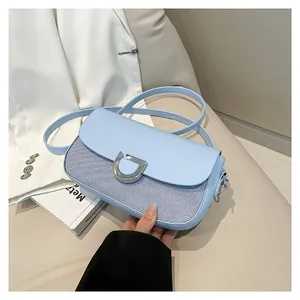 Borsa a tracolla azzurra minimalista con fibbia a ferro di cavallo e tessuto intrecciato