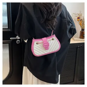 Sac bandoulière matelassé rose et blanc avec chaîne en cuir porté par un mannequin