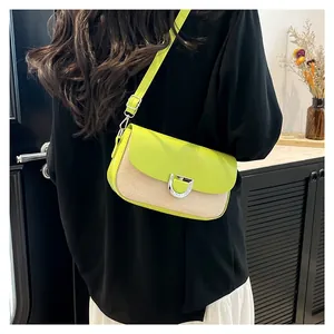 Borsa a tracolla minimalista in pelle verde neon e intrecciata beige con fibbia