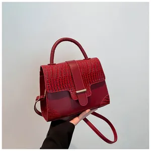 Sac bandoulière en cuir rouge foncé avec gaufrage crocodile et fermoir en métal