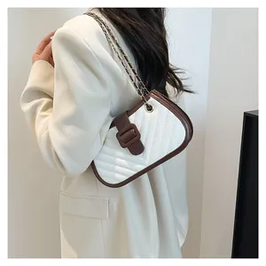 Sac à bandoulière en cuir matelassé blanc avec bordure marron et chaîne dorée