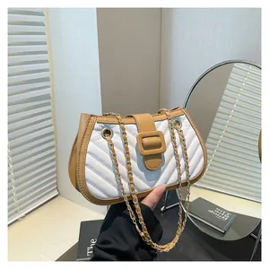 Sac bandoulière vintage matelassé blanc et marron avec chaîne dorée élégante