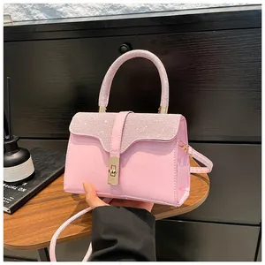 Rosa Vintage Henkeltasche zum Umhängen mit Glitzer-Finish und goldener Metallschnalle