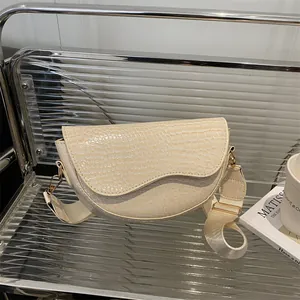 Women's Crocodile Pattern Saddle Bag Vintage Wide Strap Crossbody Bag Semi-Circular Shoulder Bag PU Leather Daily Messenger Bag