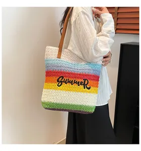 Vue détaillée du sac cabas en paille arc-en-ciel avec broderie SUMMER et anses en cuir