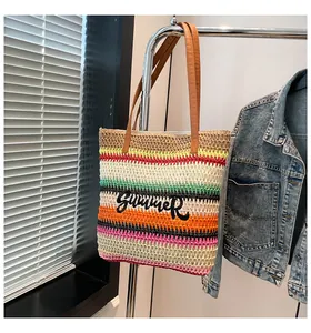 Détails de broderie Summer sur un sac de plage en paille tissé à rayures colorées