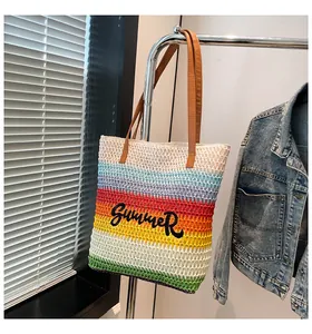 Gros plan du sac de plage arc-en-ciel avec broderie Summer et anses en cuir