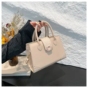Elegante borsa a mano color crema con dettagli a coccodrillo e tracolla regolabile