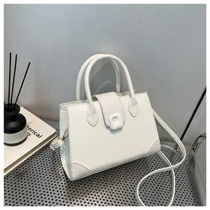 Borsa a mano minimalista in pelle bianca con dettagli coccodrillo e oro