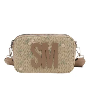 Borsa a tracolla vintage ricamata a fiori in paglia con tracolla larga da donna