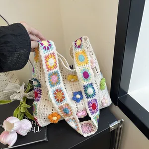 Etnische gehaakte draagtas met kleurrijke 3D-bloemenpatronen en geometrische schouderband