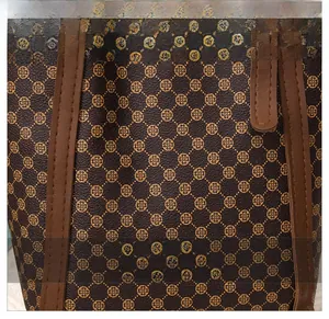 Gros plan du motif trèfle rétro et du cuir synthétique texturé sur le sac cabas pour femme