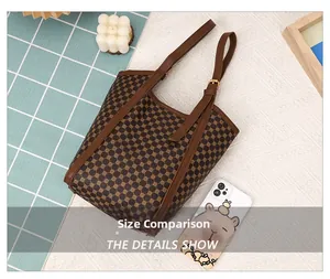 Comparaison de taille du sac rétro à motifs avec un téléphone sur un tapis à carreaux