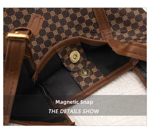 Vue détaillée du fermoir magnétique et des coutures sur un sac seau marron élégant