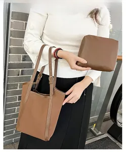 Détail du sac cabas matelassé marron et sa pochette avec bandoulière porté par un mannequin