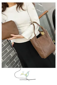 Détail d'un sac cabas marron à motif tissé avec texture en cuir PU et bandoulière fine