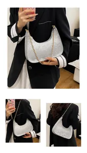 Dettaglio borsa in ecopelle argento con trama a serpente e catena dorata a maglie