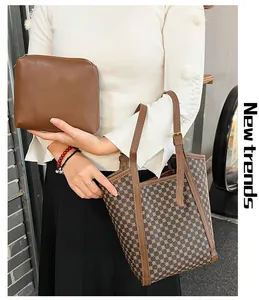 Détail d'un sac seau rétro imprimé et d'une pochette minimaliste marron assortie